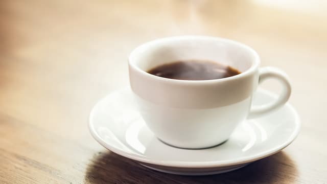 風邪のときにコーヒーを飲んでも大丈夫？喉の痛みや熱への影響と対処法
