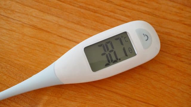 急な発熱の対処法と原因は？考えられる疾患や解熱剤の使い方も解説